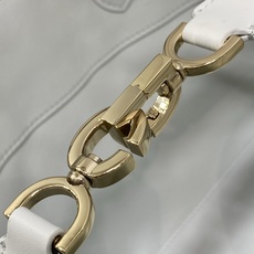 岩石灰中号现货‼️全新升级版本 芯片版本内里配羊皮带着 Toujours 去旅行,超大菱格的设计,搭配经 岩石灰中号现货‼️全新升级版本 芯片版本内里配羊皮带着 Toujours 去旅行,超大菱格的设计,搭配经