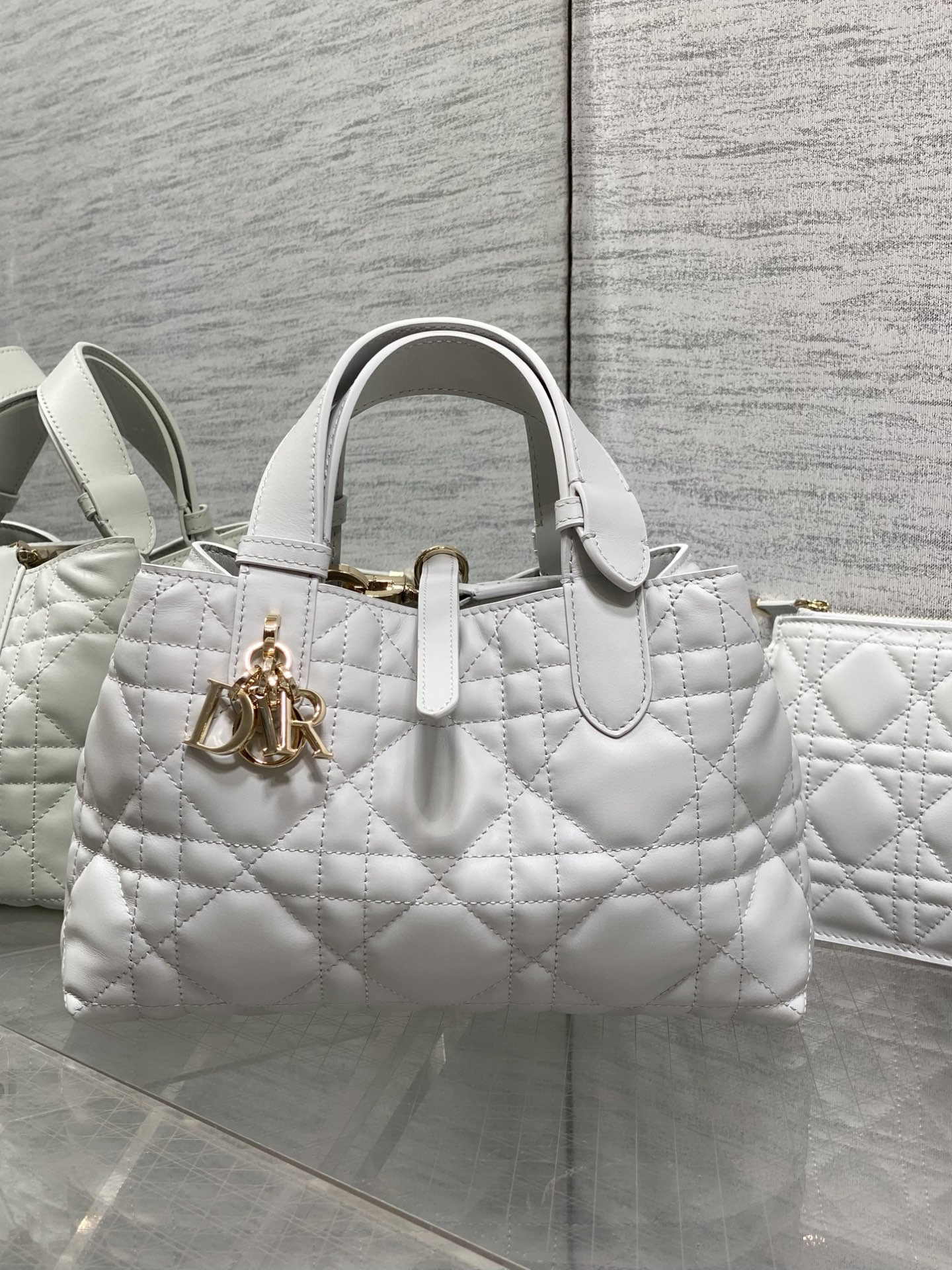 NO:851111,The rock gray small size is in stock, a new upgraded version, with chip version of sheepskin lining. Take Toujours with you when traveling. The oversized rhombus design, with classic letter accessories, is full of modern fashion. The structure of the bag is very soft, and the calfskin material is full of high-end feeling. The unique buckle can be folded on the side when it is closed. The capacity is very nice, and it also has an inner pocket for easy storage of small items. size:23*15*15cm,Toujours popular tote,cowhide,sheepskin,Hermes,19860909岩石灰小号现货 全新升级版本,芯片版内里羊皮 带着 Toujours 去旅行,超大菱格的设计,搭配经典的字母配饰,摩登时尚感十足,包身结构十分柔软,小牛皮材质高级感满满,别具一格的扣饰扣合时侧面可折叠,容量非常nice,还贴心的配有一枚内袋,方便收納小物品哦 size:23*15*15cm,Toujours大爆款托特,cowhide,sheepskin,Hermes,,Bag