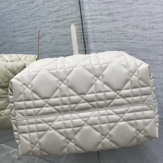 粉笔米白中号现货‼️全新升级版本 芯片版本内里配羊皮带着 Toujours 去旅行,超大菱格的设计,搭配 粉笔米白中号现货‼️全新升级版本 芯片版本内里配羊皮带着 Toujours 去旅行,超大菱格的设计,搭配