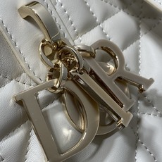 粉笔米白中号现货‼️全新升级版本 芯片版本内里配羊皮带着 Toujours 去旅行,超大菱格的设计,搭配 粉笔米白中号现货‼️全新升级版本 芯片版本内里配羊皮带着 Toujours 去旅行,超大菱格的设计,搭配