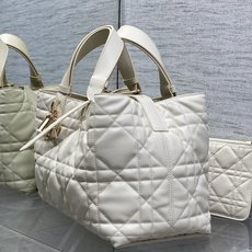 粉笔米白中号现货‼️全新升级版本 芯片版本内里配羊皮带着 Toujours 去旅行,超大菱格的设计,搭配 粉笔米白中号现货‼️全新升级版本 芯片版本内里配羊皮带着 Toujours 去旅行,超大菱格的设计,搭配