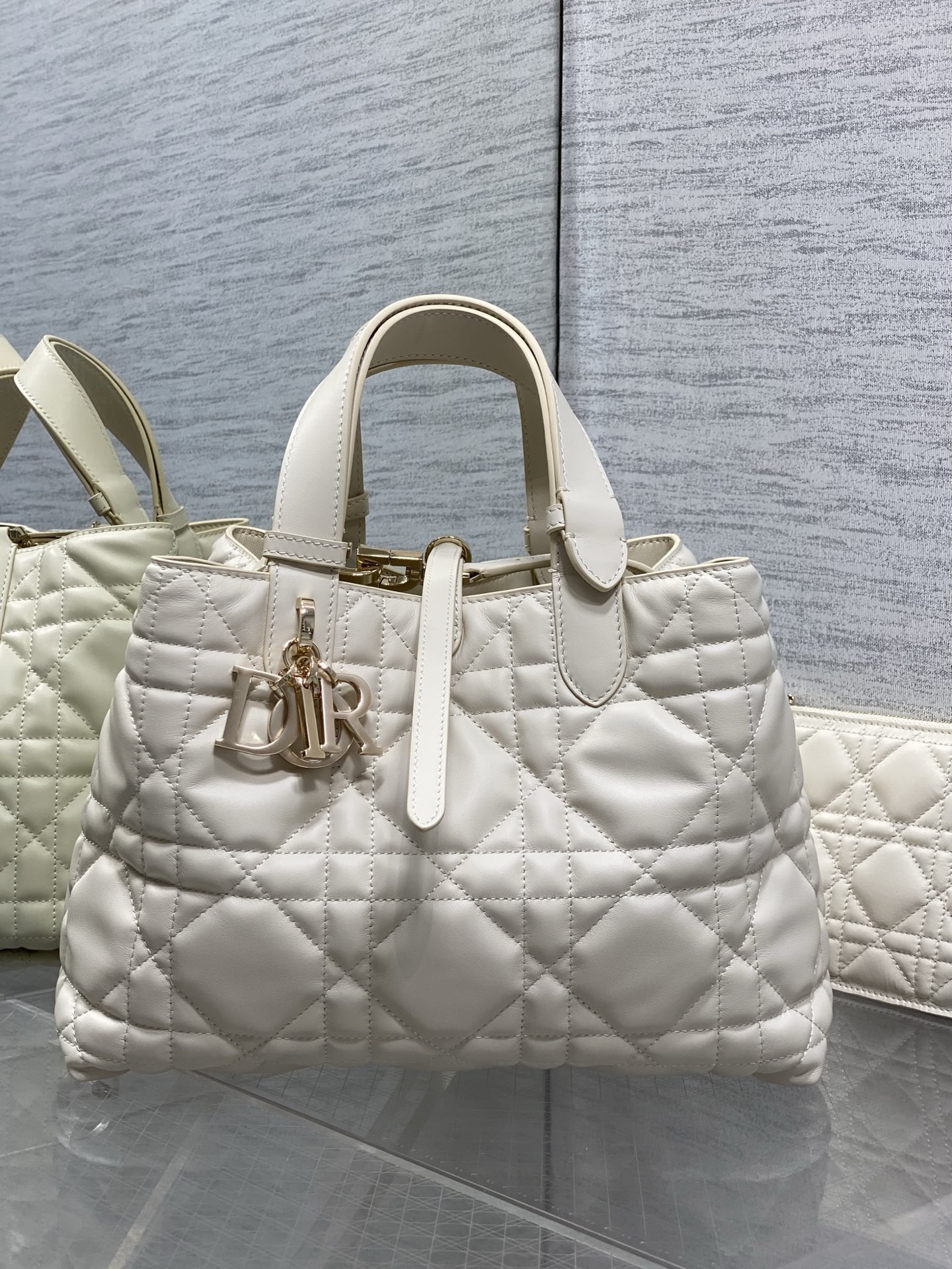 NO:851043,Chalk off-white medium size is in stock. The new upgraded version. The chip version has sheepskin lining. Take Toujours with you when traveling. The oversized rhombus design, paired with classic letter accessories, is full of modern fashion. The structure of the bag is very soft. The calfskin material is full of high-end feeling. The unique buckle can be folded on the side when closed. The capacity is very nice. It also has an inner pocket for convenient storage of small items. size:28.5*19*21cm,Toujours popular Tote,cowhide,sheepskin,Hermes,19860909粉笔米白中号现货 全新升级版本 芯片版本内里配羊皮 带着 Toujours 去旅行,超大菱格的设计,搭配经典的字母配饰,摩登时尚感十足,包身结构十分柔软,小牛皮材质高级感满满,别具一格的扣饰扣合时侧面可折叠,容量非常nice,还贴心的配有一枚内袋,方便收納小物品哦 size:28.5*19*21cm,Toujours大爆款托特,cowhide,sheepskin,Hermes,,Bag