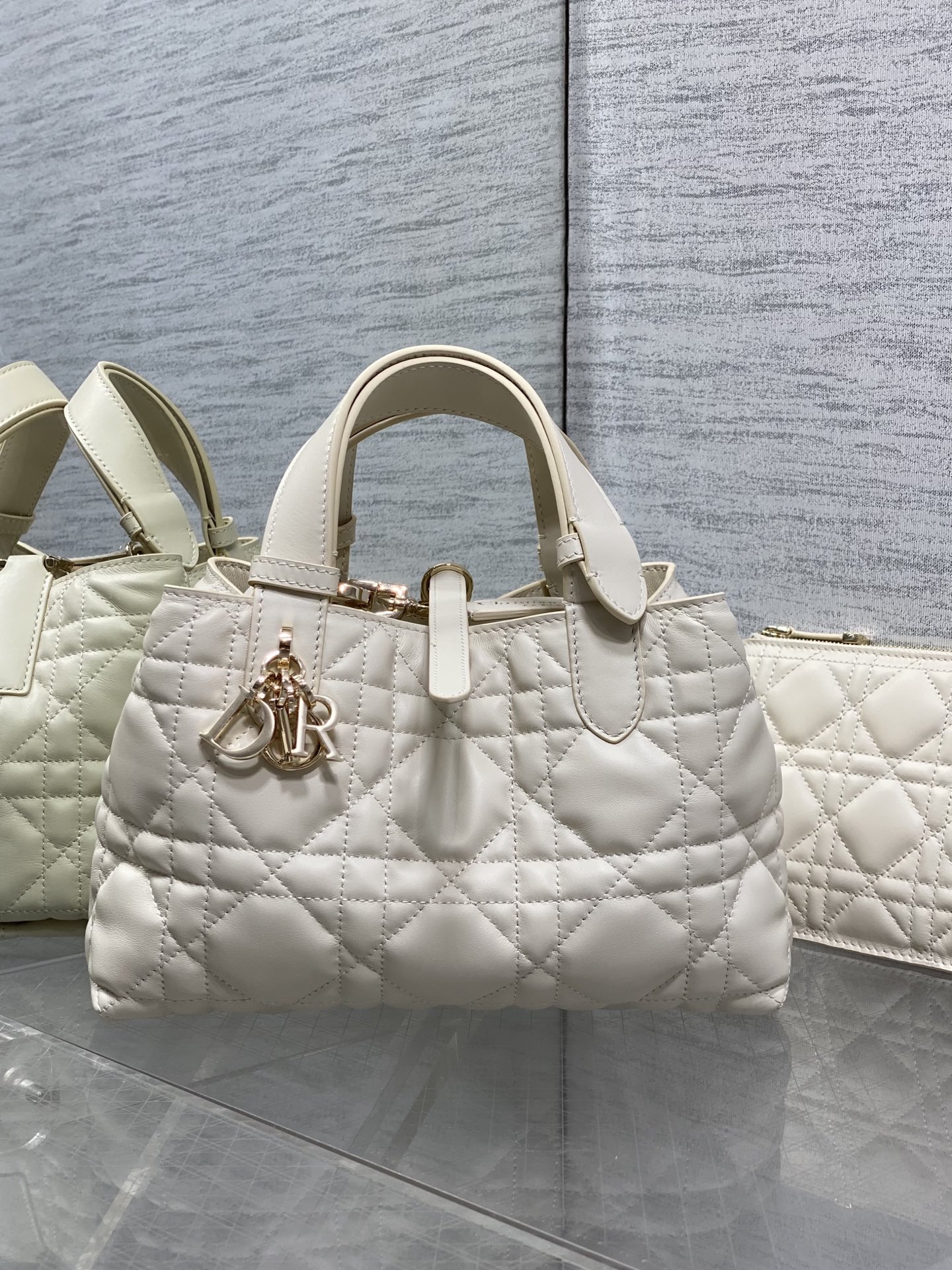 NO:851062,Chalk off-white small size is in stock. New upgraded version, chip version with sheepskin lining. Take Toujours with you when traveling. The oversized rhombus design is paired with classic letter accessories. It is full of modern fashion. The structure of the bag is very soft. The calfskin material is full of high-end feeling. The unique buckle can be folded on the side when closed. The capacity is very nice. It also has an inner pocket for easy storage of small items. size:23*15*15cm,Toujours popular tote,cowhide,sheepskin,Hermes,19860909粉笔米白小号现货 全新升级版本,芯片版内里羊皮 带着 Toujours 去旅行,超大菱格的设计,搭配经典的字母配饰,摩登时尚感十足,包身结构十分柔软,小牛皮材质高级感满满,别具一格的扣饰扣合时侧面可折叠,容量非常nice,还贴心的配有一枚内袋,方便收納小物品哦 size:23*15*15cm,Toujours大爆款托特,cowhide,sheepskin,Hermes,,Bag