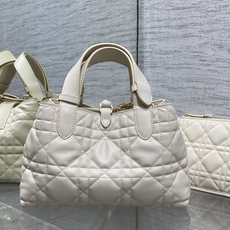 粉笔米白小号现货‼️全新升级版本,芯片版内里羊皮带着 Toujours 去旅行,超大菱格的设计,搭配经典 粉笔米白小号现货‼️全新升级版本,芯片版内里羊皮带着 Toujours 去旅行,超大菱格的设计,搭配经典