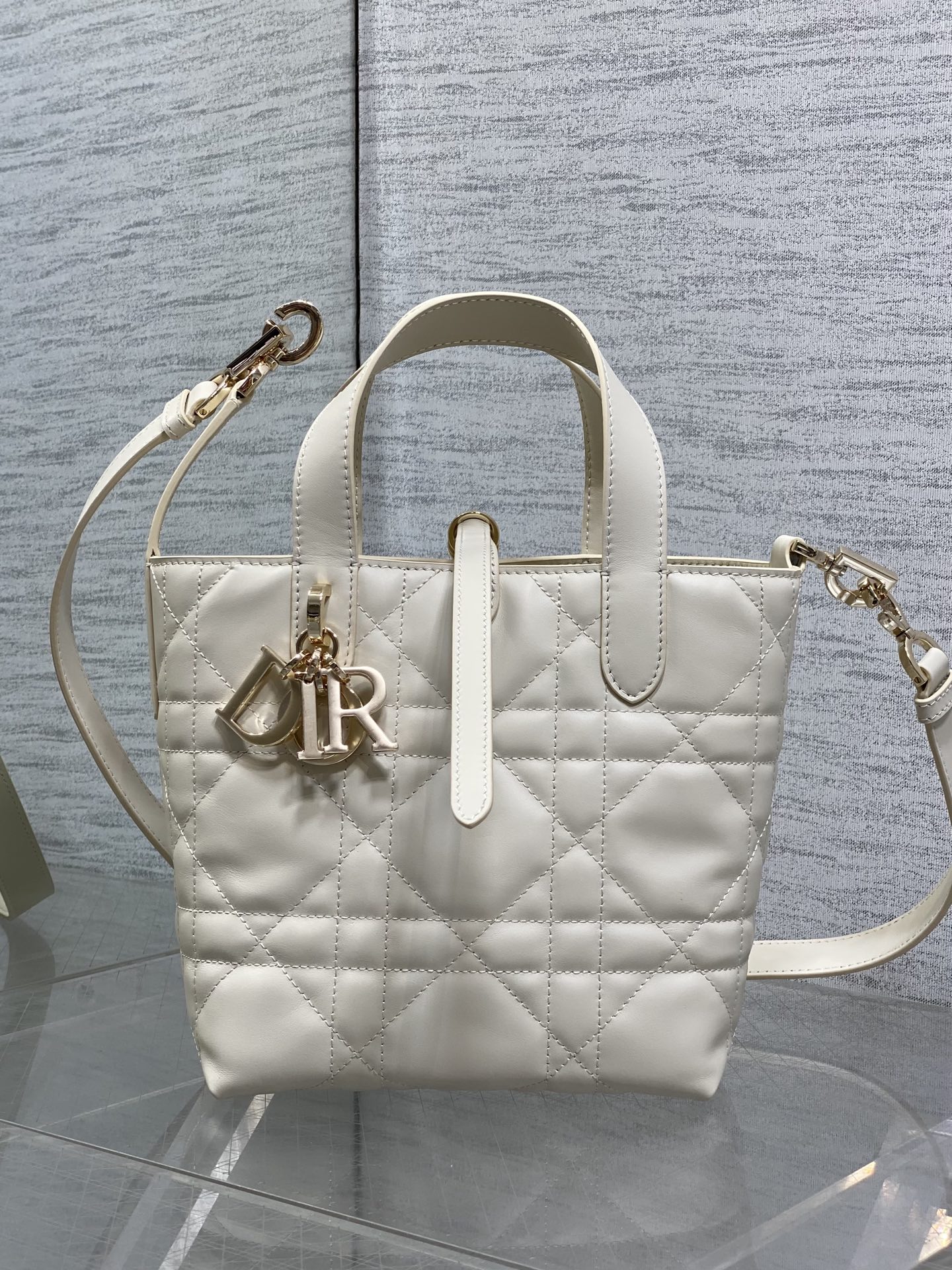 NO:851138,The chip model is in stock. Toujours small indigenous vertical version spring and summer limited color chalk off-white new color series. It is so beautiful that it is a completely healing color. It has gentleness, romance, and calmness. It is more refreshing when paired with silver hardware. It is a dopamine artifact in summer. It goes well with light-colored clothes. Size: 16*12*18cm, Toujours popular Tote, Hermes,19860909芯片款现货 Toujours小土著竖版小号 春夏限定色粉笔米白新颜色系列 美到心巴上,属于完全治愈的色系 自带温柔,浪漫,平静 搭配银色五金更加的清爽 夏日的多巴胺神器 搭配浅色系衣服嘎嘎出片 size:16*12*18cm,Toujours大爆款托特,Hermes,,Bag