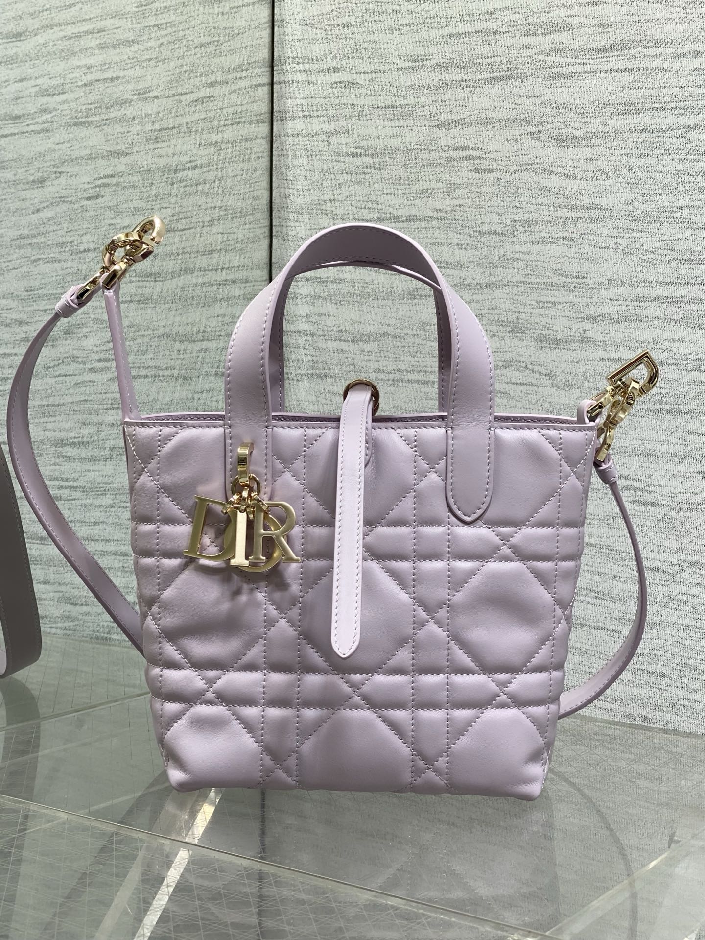 NO:851148,The chip model is in stock. Toujours small indigenous vertical version spring and summer limited color lilac new color series. It is so beautiful that it is a completely healing color. It has gentleness, romance and calmness. It is more refreshing when paired with silver hardware. It is a dopamine artifact in summer. It goes well with light-colored clothes. Size: 16*12*18cm, Toujours popular Tote, Hermes,19860909芯片款现货 Toujours小土著竖版小号 春夏限定色丁香紫新颜色系列 美到心巴上,属于完全治愈的色系 自带温柔,浪漫,平静 搭配银色五金更加的清爽 夏日的多巴胺神器 搭配浅色系衣服嘎嘎出片 size:16*12*18cm,Toujours大爆款托特,Hermes,,Bag