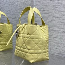 芯片款现货‼️Toujours小土著竖版小号春夏限定色小鸡黄新颜色系列美到心巴上,属于完全治愈的色系自带 芯片款现货‼️Toujours小土著竖版小号春夏限定色小鸡黄新颜色系列美到心巴上,属于完全治愈的色系自带