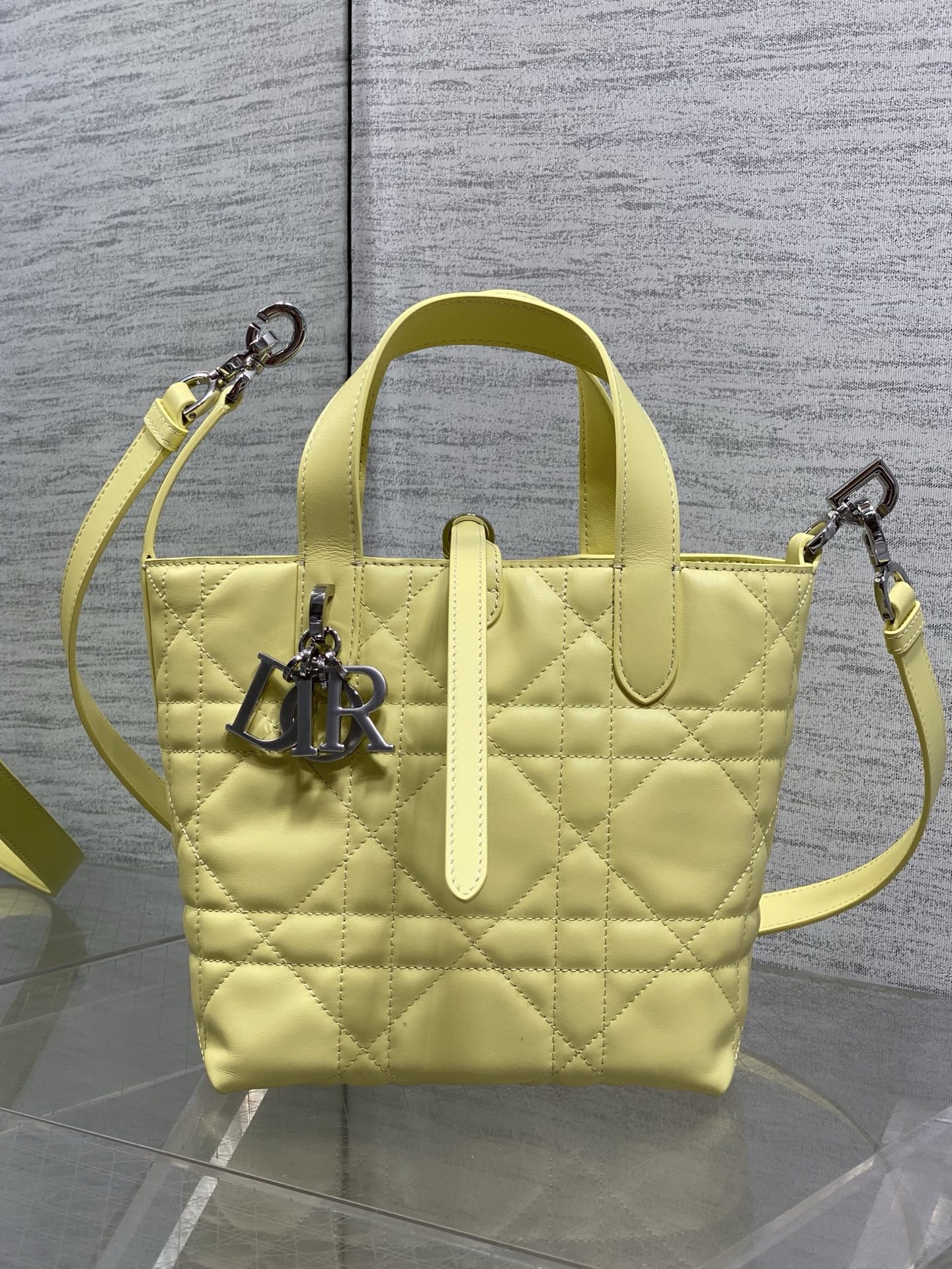 NO:851159,The chip model is in stock. Toujours small indigenous vertical trumpet. Spring and summer limited color chick yellow new color series. It is so beautiful that it is a completely healing color. It is gentle, romantic and calm. It is more refreshing when paired with silver hardware. It is a dopamine artifact in summer. Pair it with light-colored clothes. Size: 16*12*18cm, Toujours popular Tote, Hermes,19860909芯片款现货 Toujours小土著竖版小号 春夏限定色小鸡黄新颜色系列 美到心巴上,属于完全治愈的色系 自带温柔,浪漫,平静 搭配银色五金更加的清爽 夏日的多巴胺神器 搭配浅色系衣服嘎嘎出片 size:16*12*18cm,Toujours大爆款托特,Hermes,,Bag