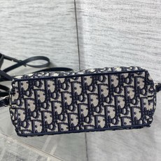 芯片款现货‼️Nomad手拿饭盒包系列升级版饭盒包,自带肩带的快乐谁懂加配的可调节长肩带,大大提升了实用 芯片款现货‼️Nomad手拿饭盒包系列升级版饭盒包,自带肩带的快乐谁懂加配的可调节长肩带,大大提升了实用