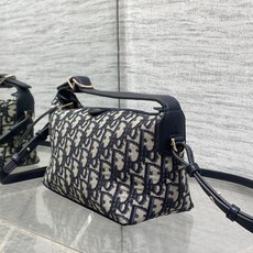 芯片款现货‼️Nomad手拿饭盒包系列升级版饭盒包,自带肩带的快乐谁懂加配的可调节长肩带,大大提升了实用 芯片款现货‼️Nomad手拿饭盒包系列升级版饭盒包,自带肩带的快乐谁懂加配的可调节长肩带,大大提升了实用