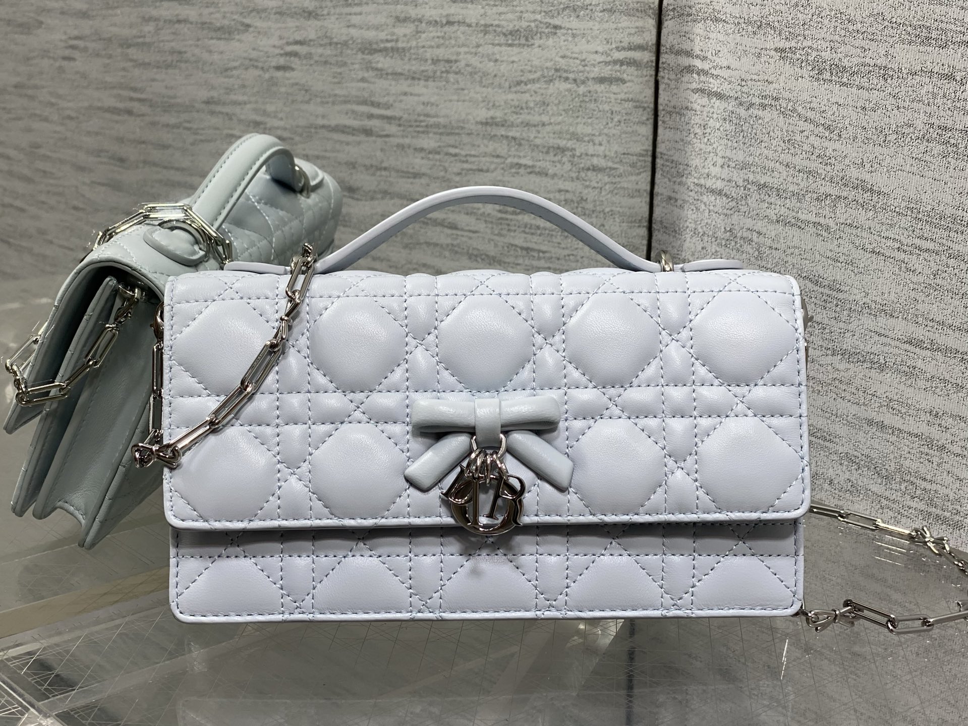 NO:851250,Glacier blue in stock, new upgraded version, original leather chip model, brick cabinet latest bow chain WOC, iconic rattan pattern, classic letter pendant, unique handle design, matched with soft sheepskin, elegant and fashionable, the highlight is the beautiful bow chain, which makes the whole bag more refined, with multiple compartments and card slots inside, exquisite and practical, size 21*11.5*4.5cm, original leather bow, sheepskin, Hermes,19860909冰川蓝现货 全新升级版本,原厂皮芯片款 砖柜最新蝴蝴结链条WOC 标志性的藤纹格,经典的字母吊饰 别致的手柄设计,搭配柔软的羊皮 优雅又时尚,亮点在于绝美的蝴蝶结链条 令整个包更加的精致,内里多个隔层和卡槽,精美之余又实用度满满的 size21*11.5*4.5cm,原厂皮蝴蝶结,sheepskin,Hermes,,Bag