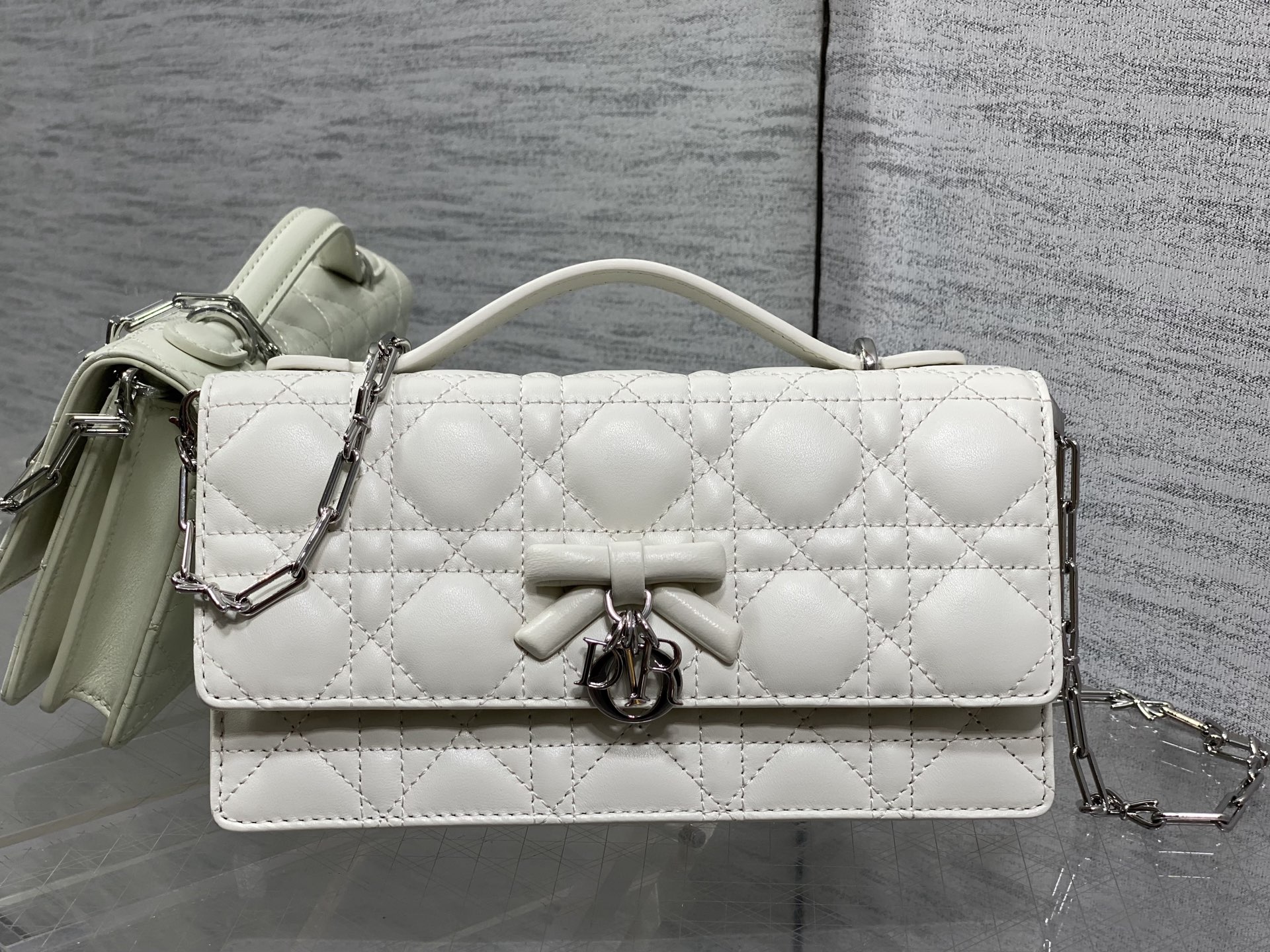 NO:851260,White in stock, new upgraded version, original leather chip model, brick cabinet's latest bow chain WOC, iconic rattan pattern, classic letter pendant, unique handle design, matched with soft sheepskin, elegant and fashionable, the highlight is the beautiful bow chain, which makes the whole bag more refined, with multiple compartments and card slots inside, exquisite and practical size 21*11.5*4.5cm, original leather bow, sheepskin, Hermes,19860909白色现货 全新升级版本,原厂皮芯片款 砖柜最新蝴蝴结链条WOC 标志性的藤纹格,经典的字母吊饰 别致的手柄设计,搭配柔软的羊皮 优雅又时尚,亮点在于绝美的蝴蝶结链条 令整个包更加的精致,内里多个隔层和卡槽,精美之余又实用度满满的 size21*11.5*4.5cm,原厂皮蝴蝶结,sheepskin,Hermes,,Bag