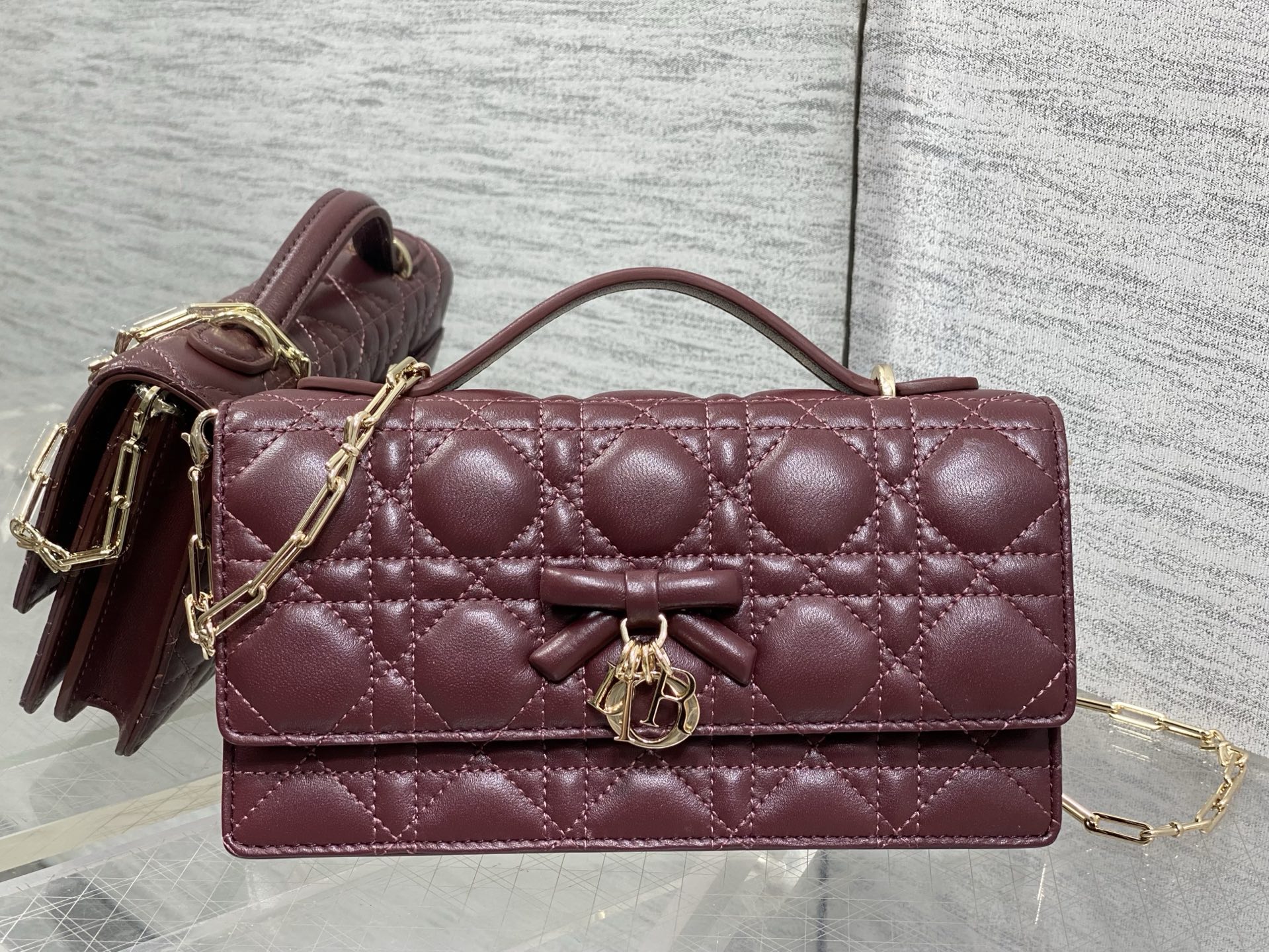 NO:851237,Available in jujube, brand new upgraded version, original leather chip model, brick cabinet latest bow chain WOC, iconic rattan pattern, classic letter pendant, unique handle design, matched with soft sheepskin, elegant and fashionable, the highlight is the beautiful bow chain, which makes the whole bag more refined, with multiple compartments and card slots inside, exquisite and practical, size 21*11.5*4.5cm, original leather bow, sheepskin, Hermes,19860909枣红现货 全新升级版本,原厂皮芯片款 砖柜最新蝴蝴结链条WOC 标志性的藤纹格,经典的字母吊饰 别致的手柄设计,搭配柔软的羊皮 优雅又时尚,亮点在于绝美的蝴蝶结链条 令整个包更加的精致,内里多个隔层和卡槽,精美之余又实用度满满的 size21*11.5*4.5cm,原厂皮蝴蝶结,sheepskin,Hermes,,Bag