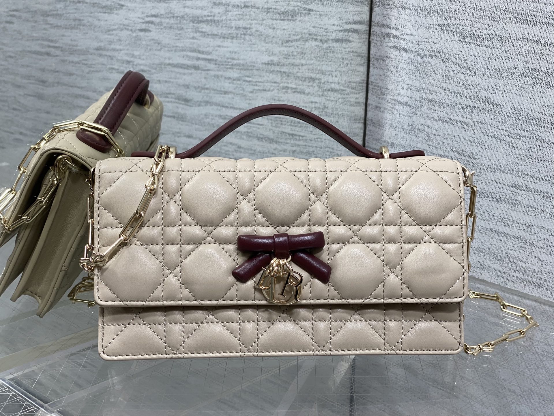 NO:851226,Apricot and jujube red in stock Newly upgraded version, original leather chip version Brick cabinet's latest bow chain WOC Iconic rattan pattern, classic letter pendant Unique handle design, matched with soft sheepskin Elegant and fashionable, the highlight is the beautiful bow chain Make the whole bag more refined, with multiple compartments and card slots inside, it is exquisite and full of practicality  size21*11.5*4.5cm, original leather bow, sheepskin, Hermes,19860909杏拼枣红现货 全新升级版本,原厂皮芯片款 砖柜最新蝴蝴结链条WOC 标志性的藤纹格,经典的字母吊饰 别致的手柄设计,搭配柔软的羊皮 优雅又时尚,亮点在于绝美的蝴蝶结链条 令整个包更加的精致,内里多个隔层和卡槽,精美之余又实用度满满的 size21*11.5*4.5cm,原厂皮蝴蝶结,sheepskin,Hermes,,Bag