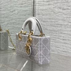 现货‼️Lady最新限量版重工珠子戴妃包,人手一个必备的三格小包😍。迷人优雅又气场十足💃🏻,斜挎手拎也是 现货‼️Lady最新限量版重工珠子戴妃包,人手一个必备的三格小包😍。迷人优雅又气场十足💃🏻,斜挎手拎也是