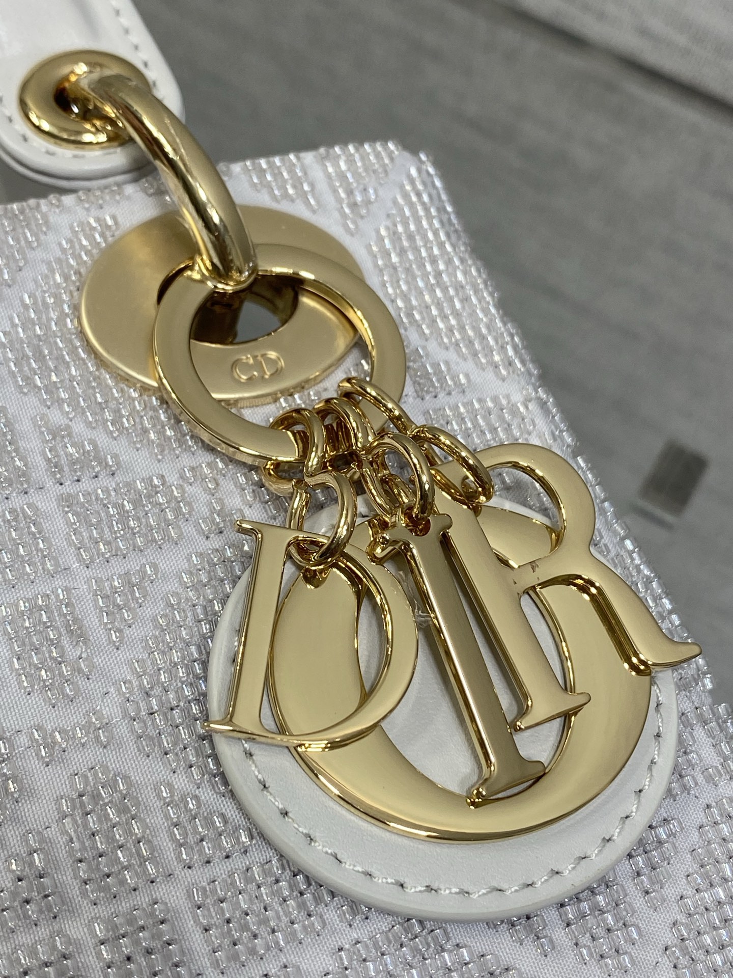 现货‼️Lady最新限量版重工珠子戴妃包，人手一个必备的三格小包😍。迷人优雅又气场十足💃🏻，斜挎手拎也是