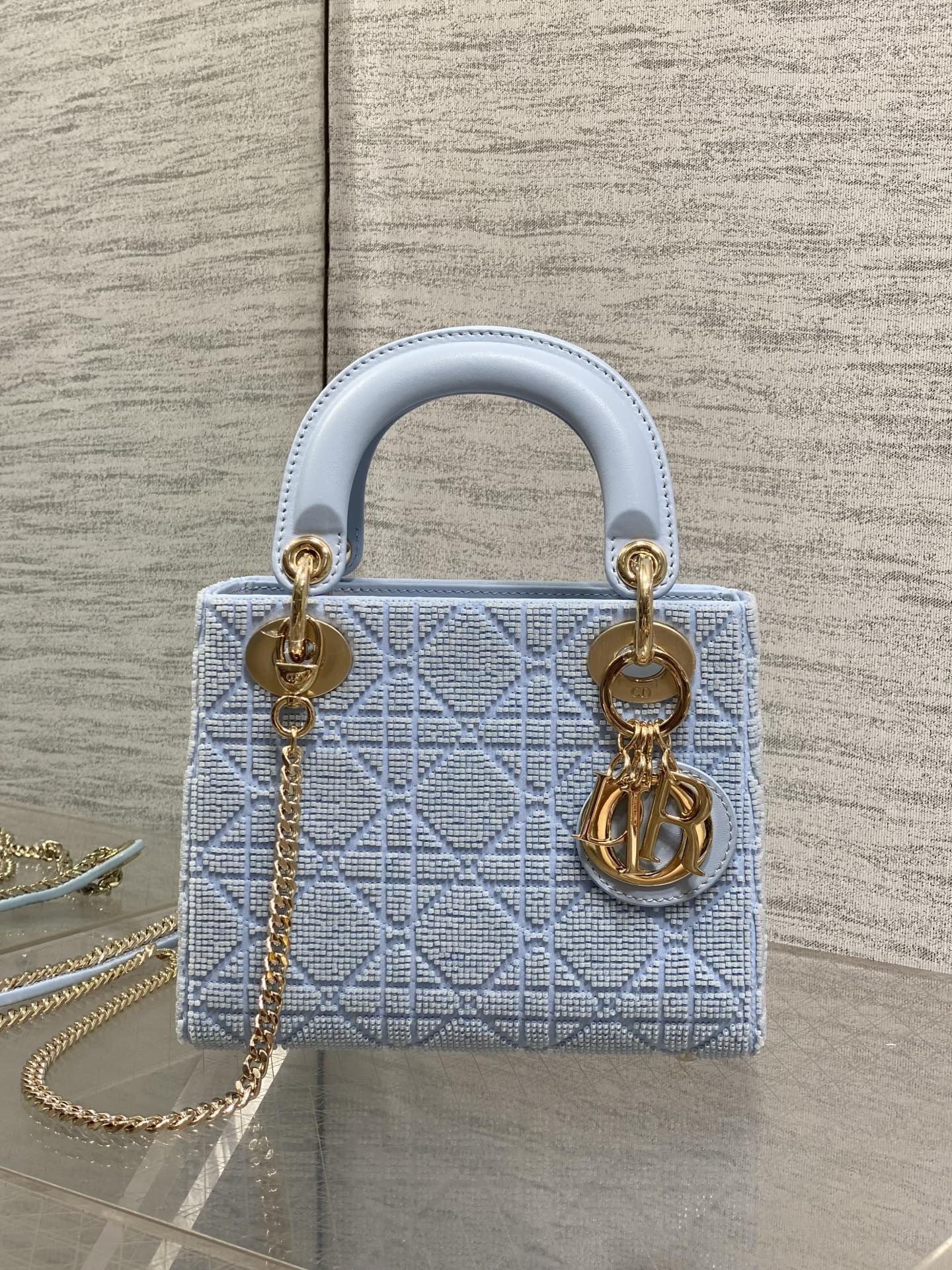 现货‼️Lady最新限量版重工珠子戴妃包，人手一个必备的三格小包😍。迷人优雅又气场十足💃🏻，斜挎手拎也是