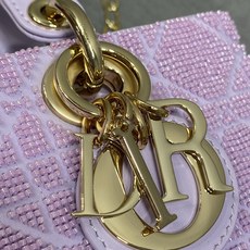 现货‼️Lady最新限量版重工珠子戴妃包,人手一个必备的三格小包😍。迷人优雅又气场十足💃🏻,斜挎手拎也是 现货‼️Lady最新限量版重工珠子戴妃包,人手一个必备的三格小包😍。迷人优雅又气场十足💃🏻,斜挎手拎也是