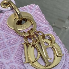 现货‼️Lady最新限量版重工珠子戴妃包,人手一个必备的三格小包😍。迷人优雅又气场十足💃🏻,斜挎手拎也是 现货‼️Lady最新限量版重工珠子戴妃包,人手一个必备的三格小包😍。迷人优雅又气场十足💃🏻,斜挎手拎也是