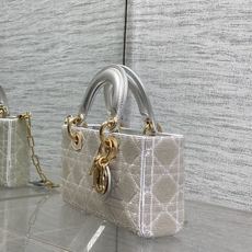 现货‼️Lady最新限量版重工珠子戴妃包,人手一个必备的三格小包😍。迷人优雅又气场十足💃🏻,斜挎手拎也是 现货‼️Lady最新限量版重工珠子戴妃包,人手一个必备的三格小包😍。迷人优雅又气场十足💃🏻,斜挎手拎也是