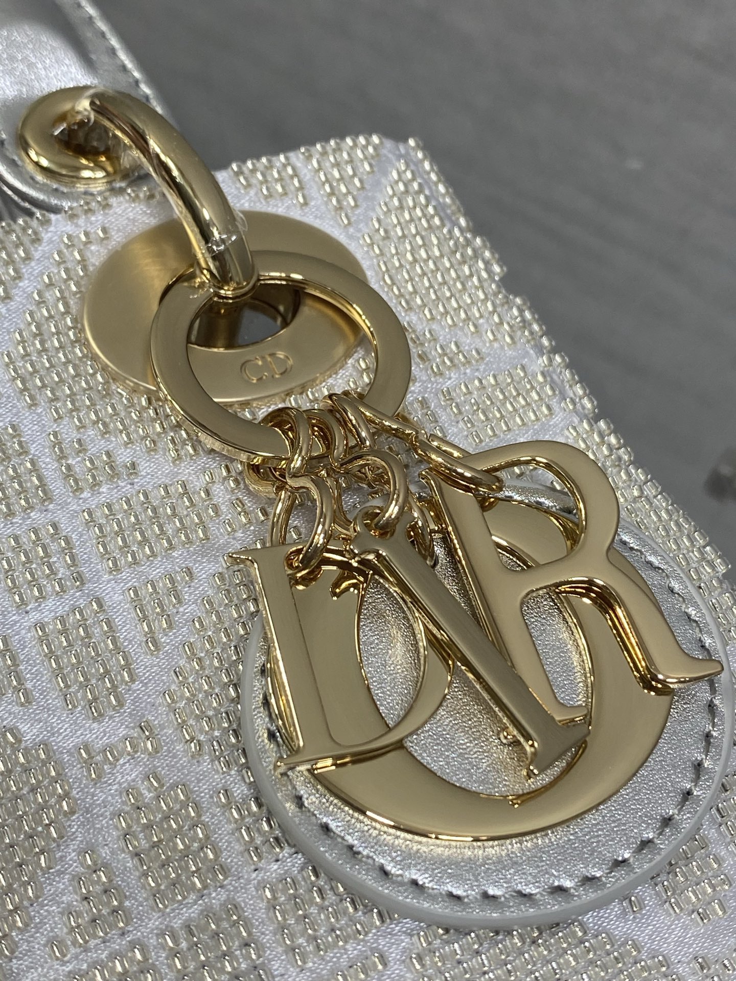 现货‼️Lady最新限量版重工珠子戴妃包，人手一个必备的三格小包😍。迷人优雅又气场十足💃🏻，斜挎手拎也是