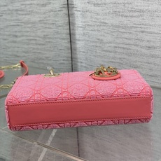 现货‼️Lady最新限量版重工珠子戴妃包,人手一个必备的三格小包😍。迷人优雅又气场十足💃🏻,斜挎手拎也是 现货‼️Lady最新限量版重工珠子戴妃包,人手一个必备的三格小包😍。迷人优雅又气场十足💃🏻,斜挎手拎也是