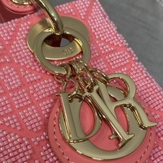 现货‼️Lady最新限量版重工珠子戴妃包,人手一个必备的三格小包😍。迷人优雅又气场十足💃🏻,斜挎手拎也是 现货‼️Lady最新限量版重工珠子戴妃包,人手一个必备的三格小包😍。迷人优雅又气场十足💃🏻,斜挎手拎也是