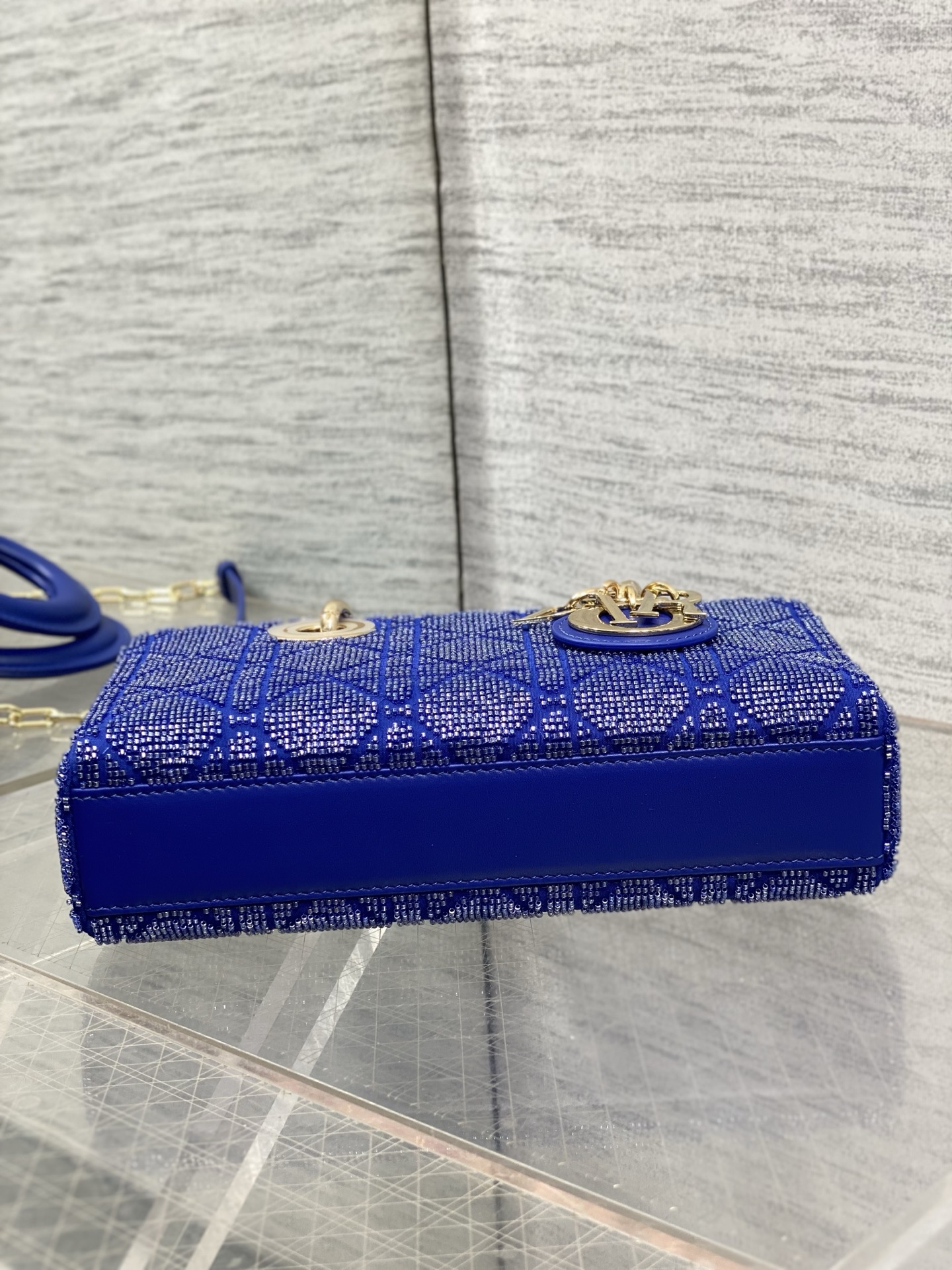 现货‼️Lady最新限量版重工珠子戴妃包,人手一个必备的三格小包😍。迷人优雅又气场十足💃🏻,斜挎手拎也是 现货‼️Lady最新限量版重工珠子戴妃包,人手一个必备的三格小包😍。迷人优雅又气场十足💃🏻,斜挎手拎也是