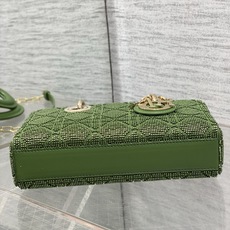 现货‼️Lady最新限量版重工珠子戴妃包,人手一个必备的三格小包😍。迷人优雅又气场十足💃🏻,斜挎手拎也是 现货‼️Lady最新限量版重工珠子戴妃包,人手一个必备的三格小包😍。迷人优雅又气场十足💃🏻,斜挎手拎也是