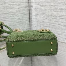 现货‼️Lady最新限量版重工珠子戴妃包,人手一个必备的三格小包😍。迷人优雅又气场十足💃🏻,斜挎手拎也是 现货‼️Lady最新限量版重工珠子戴妃包,人手一个必备的三格小包😍。迷人优雅又气场十足💃🏻,斜挎手拎也是