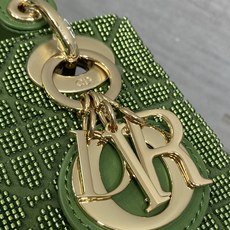 现货‼️Lady最新限量版重工珠子戴妃包,人手一个必备的三格小包😍。迷人优雅又气场十足💃🏻,斜挎手拎也是 现货‼️Lady最新限量版重工珠子戴妃包,人手一个必备的三格小包😍。迷人优雅又气场十足💃🏻,斜挎手拎也是