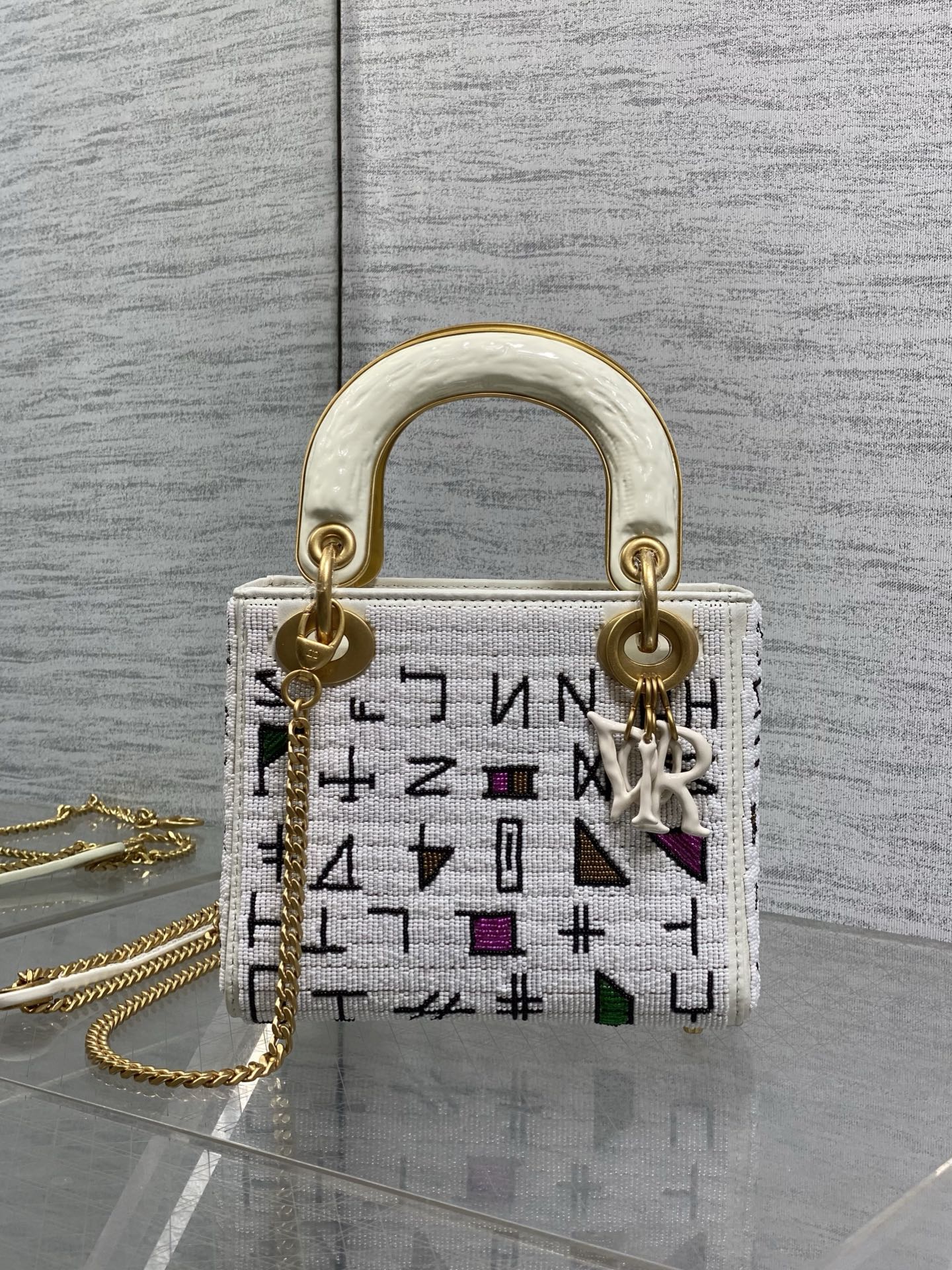NO:879336,In stock, Lady's latest limited edition heavy-made bead Princess Diana bag, a must-have three-compartment small bag for everyone. Charming, elegant and full of aura, it is also full of femininity when carried cross-body, classic fashion style. Everyone has a beautiful bag on Instagram and many fashion icons, don't miss it. Sze17cm, Princess Diana heavy-made beads, Hermes,19860909现货 Lady最新限量版重工珠子戴妃包,人手一个必备的三格小包.迷人优雅又气场十足,斜挎手拎也是女人味十足,经典时尚风格.ins和众多时尚icon都人手一个的美包,别错过哦 Sze17cm,戴妃重工珠子,Hermes,,Bag