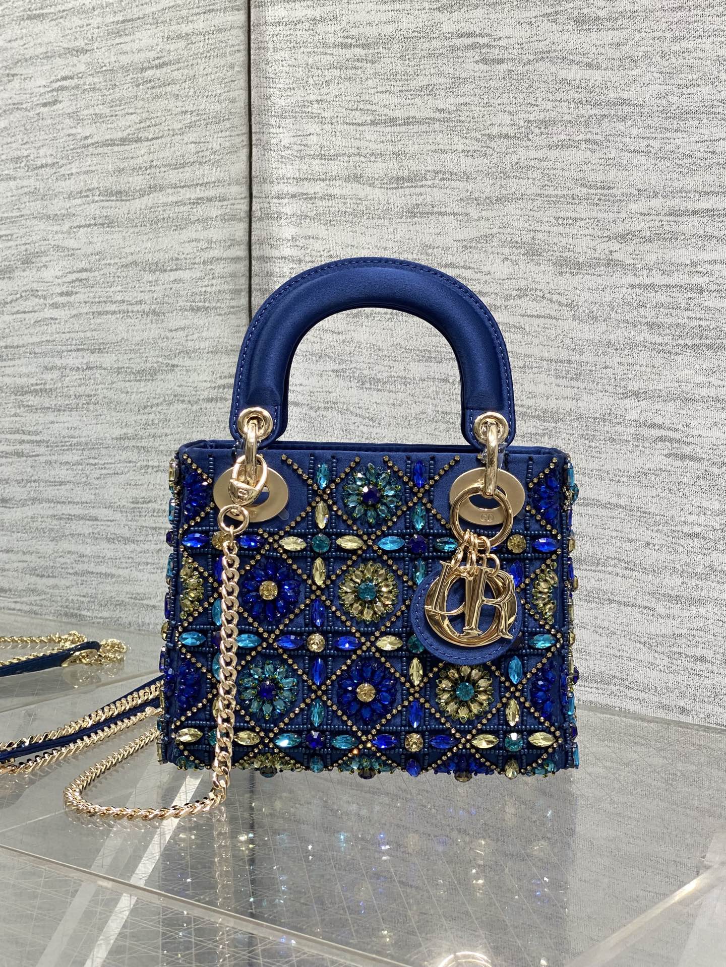NO:879345,In stock Lady's latest artistic limited edition heavy bead embroidered three-compartment Princess Diana bag, a must-have three-compartment small bag for everyone. Charming, elegant and full of aura, it is also full of femininity when carried cross-body, classic fashion style. Everyone has a beautiful bag on Instagram and many fashion icons, don't miss it. Size 17cm, Princess Diana's heavy bead embroidery, Hermes,19860909现货 Lady最新艺术限量版重工珠子刺绣三格戴妃包,人手一个必备的三格小包.迷人优雅又气场十足,斜挎手拎也是女人味十足,经典时尚风格.ins和众多时尚icon都人手一个的美包,别错过哦 size17cm,戴妃重工珠子,Hermes,,Bag