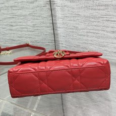 红色现货‼️砖柜最新蝴蝴结链条WOC标志性的藤纹格,经典的字母吊饰别致的蝴蝶结设计,搭配柔软的羊皮优雅又 红色现货‼️砖柜最新蝴蝴结链条WOC标志性的藤纹格,经典的字母吊饰别致的蝴蝶结设计,搭配柔软的羊皮优雅又