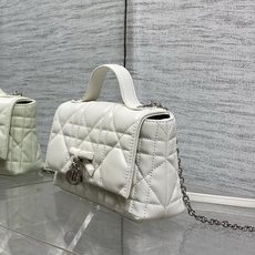 白色现货‼️砖柜最新蝴蝴结链条WOC标志性的藤纹格,经典的字母吊饰别致的蝴蝶结设计,搭配柔软的羊皮优雅又 白色现货‼️砖柜最新蝴蝴结链条WOC标志性的藤纹格,经典的字母吊饰别致的蝴蝶结设计,搭配柔软的羊皮优雅又