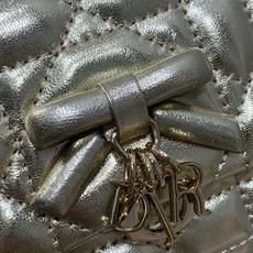 金色现货‼️砖柜最新蝴蝴结链条WOC标志性的藤纹格,经典的字母吊饰别致的蝴蝶结设计,搭配柔软的羊皮优雅又 金色现货‼️砖柜最新蝴蝴结链条WOC标志性的藤纹格,经典的字母吊饰别致的蝴蝶结设计,搭配柔软的羊皮优雅又