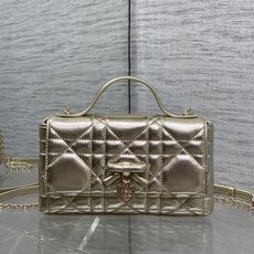 金色现货‼️砖柜最新蝴蝴结链条WOC标志性的藤纹格,经典的字母吊饰别致的蝴蝶结设计,搭配柔软的羊皮优雅又 金色现货‼️砖柜最新蝴蝴结链条WOC标志性的藤纹格,经典的字母吊饰别致的蝴蝶结设计,搭配柔软的羊皮优雅又