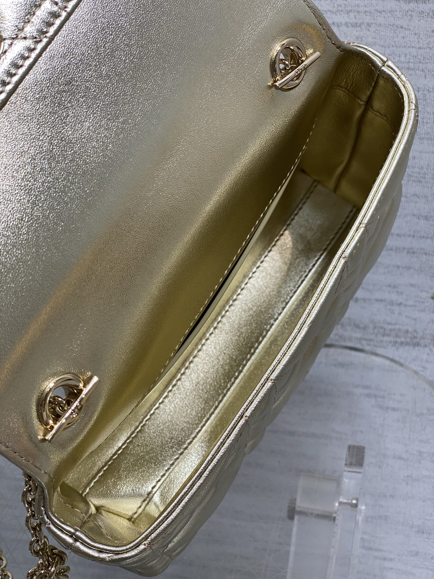 金色现货‼️砖柜最新蝴蝴结链条WOC标志性的藤纹格,经典的字母吊饰别致的蝴蝶结设计,搭配柔软的羊皮优雅又 金色现货‼️砖柜最新蝴蝴结链条WOC标志性的藤纹格,经典的字母吊饰别致的蝴蝶结设计,搭配柔软的羊皮优雅又