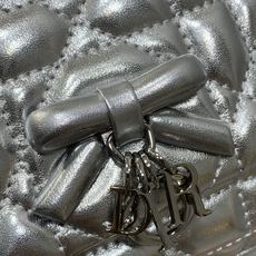 银色现货‼️砖柜最新蝴蝴结链条WOC标志性的藤纹格,经典的字母吊饰别致的蝴蝶结设计,搭配柔软的羊皮优雅又 银色现货‼️砖柜最新蝴蝴结链条WOC标志性的藤纹格,经典的字母吊饰别致的蝴蝶结设计,搭配柔软的羊皮优雅又
