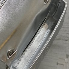 银色现货‼️砖柜最新蝴蝴结链条WOC标志性的藤纹格,经典的字母吊饰别致的蝴蝶结设计,搭配柔软的羊皮优雅又 银色现货‼️砖柜最新蝴蝴结链条WOC标志性的藤纹格,经典的字母吊饰别致的蝴蝶结设计,搭配柔软的羊皮优雅又