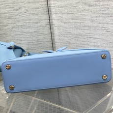大号现货‼️Dior2026最新蝴蝶结手提包,把“蝴蝶结”焊在系列里.蝴蝶结也不再是小女生的甜腻感,新设 大号现货‼️Dior2026最新蝴蝶结手提包,把“蝴蝶结”焊在系列里.蝴蝶结也不再是小女生的甜腻感,新设
