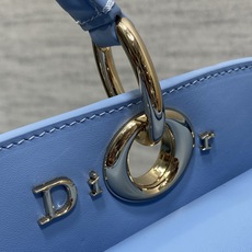 大号现货‼️Dior2026最新蝴蝶结手提包,把“蝴蝶结”焊在系列里.蝴蝶结也不再是小女生的甜腻感,新设 大号现货‼️Dior2026最新蝴蝶结手提包,把“蝴蝶结”焊在系列里.蝴蝶结也不再是小女生的甜腻感,新设