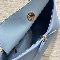 大号现货‼️Dior2026最新蝴蝶结手提包,把“蝴蝶结”焊在系列里.蝴蝶结也不再是小女生的甜腻感,新设 大号现货‼️Dior2026最新蝴蝶结手提包,把“蝴蝶结”焊在系列里.蝴蝶结也不再是小女生的甜腻感,新设