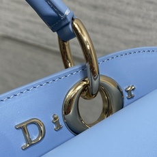 小号现货‼️Dior2026最新蝴蝶结手提包,把“蝴蝶结”焊在系列里.蝴蝶结也不再是小女生的甜腻感,新设 小号现货‼️Dior2026最新蝴蝶结手提包,把“蝴蝶结”焊在系列里.蝴蝶结也不再是小女生的甜腻感,新设