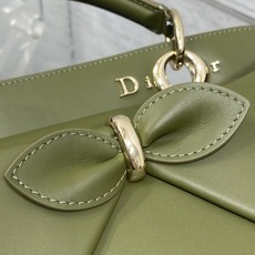 大号现货‼️Dior2026最新蝴蝶结手提包,把“蝴蝶结”焊在系列里.蝴蝶结也不再是小女生的甜腻感,新设 大号现货‼️Dior2026最新蝴蝶结手提包,把“蝴蝶结”焊在系列里.蝴蝶结也不再是小女生的甜腻感,新设