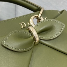 小号现货‼️Dior2026最新蝴蝶结手提包,把“蝴蝶结”焊在系列里.蝴蝶结也不再是小女生的甜腻感,新设 小号现货‼️Dior2026最新蝴蝶结手提包,把“蝴蝶结”焊在系列里.蝴蝶结也不再是小女生的甜腻感,新设