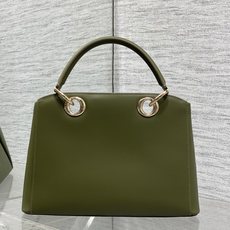 小号现货‼️Dior2026最新蝴蝶结手提包,把“蝴蝶结”焊在系列里.蝴蝶结也不再是小女生的甜腻感,新设 小号现货‼️Dior2026最新蝴蝶结手提包,把“蝴蝶结”焊在系列里.蝴蝶结也不再是小女生的甜腻感,新设