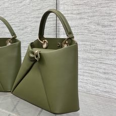 小号现货‼️Dior2026最新蝴蝶结手提包,把“蝴蝶结”焊在系列里.蝴蝶结也不再是小女生的甜腻感,新设 小号现货‼️Dior2026最新蝴蝶结手提包,把“蝴蝶结”焊在系列里.蝴蝶结也不再是小女生的甜腻感,新设