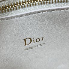 大号现货‼️Dior2026最新蝴蝶结手提包,把“蝴蝶结”焊在系列里.蝴蝶结也不再是小女生的甜腻感,新设 大号现货‼️Dior2026最新蝴蝶结手提包,把“蝴蝶结”焊在系列里.蝴蝶结也不再是小女生的甜腻感,新设