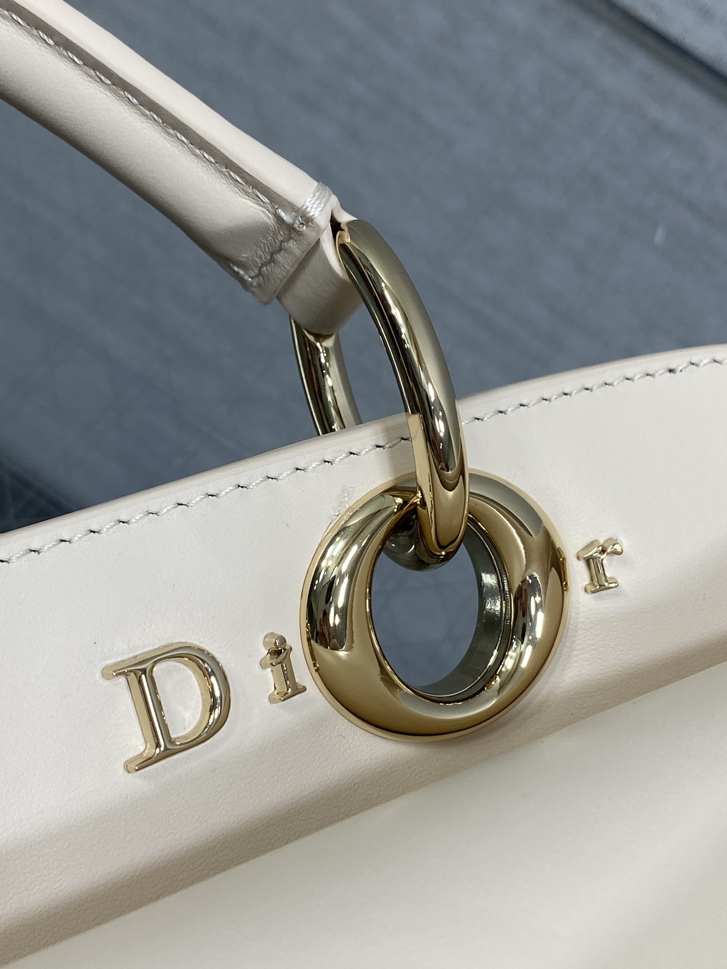 大号现货‼️Dior2026最新蝴蝶结手提包,把“蝴蝶结”焊在系列里.蝴蝶结也不再是小女生的甜腻感,新设 大号现货‼️Dior2026最新蝴蝶结手提包,把“蝴蝶结”焊在系列里.蝴蝶结也不再是小女生的甜腻感,新设
